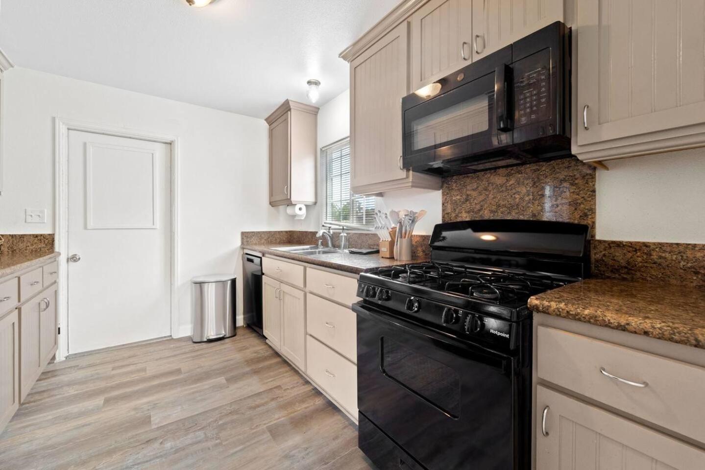 Charming 3br By Rather Be Holiday home